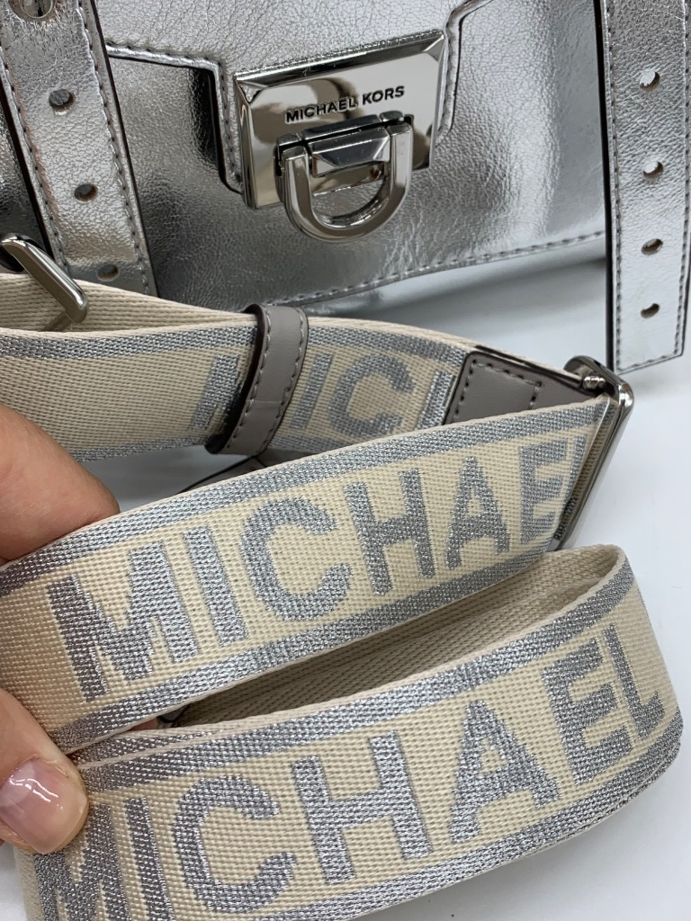 Michael Kors Manhattan Medium Patent Faux Leather Satchel in Black - Picture 3 of 13